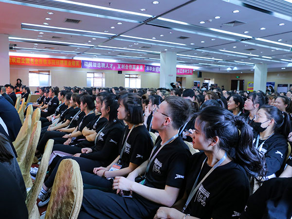 應屆生和化妝培訓生，就業(yè)誰更占有優(yōu)勢？