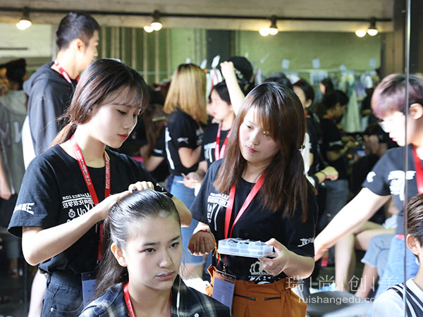 對(duì)不起，這五類(lèi)人群不適合自學(xué)化妝