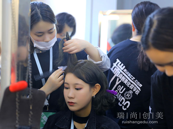 30歲想要轉(zhuǎn)行化妝師，還來得及么？
