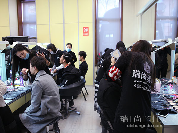 30歲想要轉(zhuǎn)行化妝師，還來得及么？