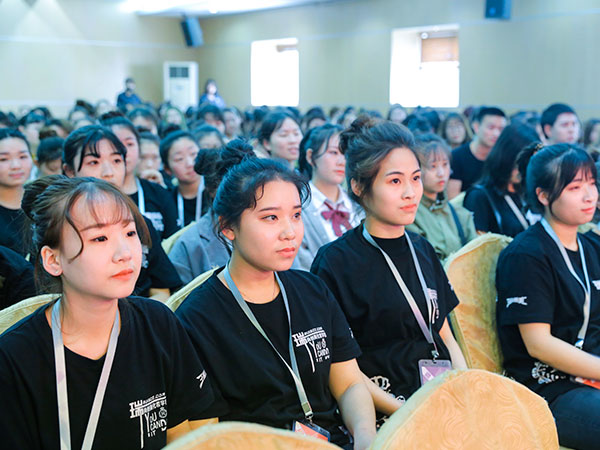 如何選擇一個(gè)靠譜的化妝機(jī)構(gòu)學(xué)習(xí)？