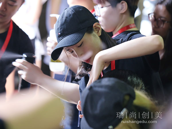 揭秘：為什么這多人選擇進入化妝行業(yè)？