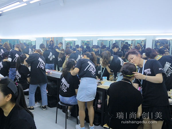 3點告訴你男生適不適合當化妝師？
