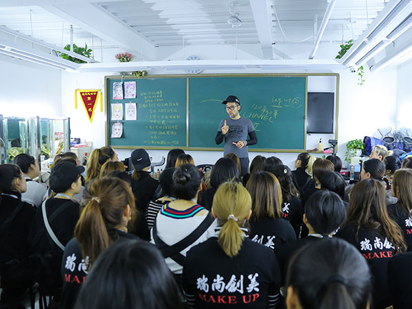 化妝師在職場上少走彎路的法門，你知道幾點？