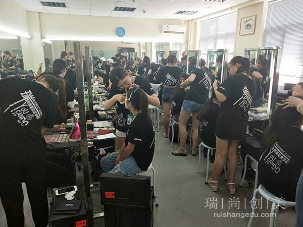 化妝師在職場上少走彎路的法門，你知道幾點？