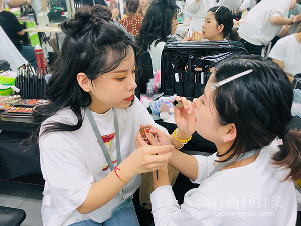 什么樣的人適合學(xué)化妝？