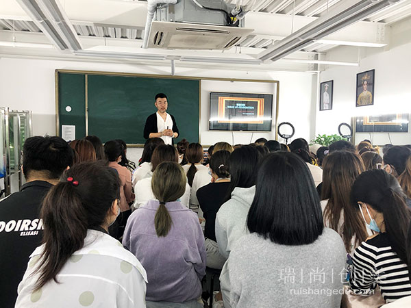 自學(xué)好還是培訓(xùn)學(xué)校好？