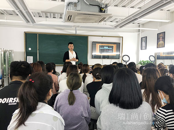 從培訓(xùn)學(xué)校出來(lái)的化妝師如今都怎么樣了？如何選擇培訓(xùn)班？