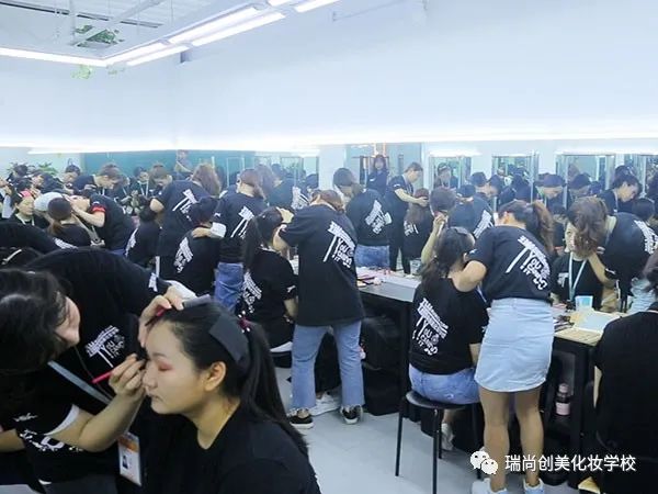 荒廢了三年，我在化妝培訓(xùn)學(xué)校重拾勤奮