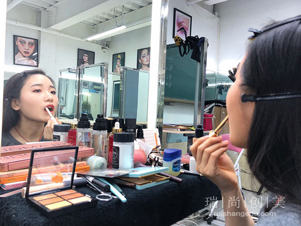 轉行學化妝是自學？還是選擇去化妝培訓學校