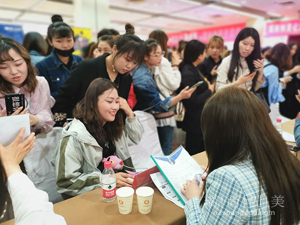 轉行學化妝是自學？還是選擇去化妝培訓學校