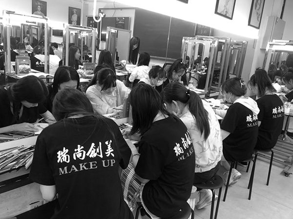 化妝培訓(xùn)學(xué)校那么火，到底哪些人適合學(xué)？