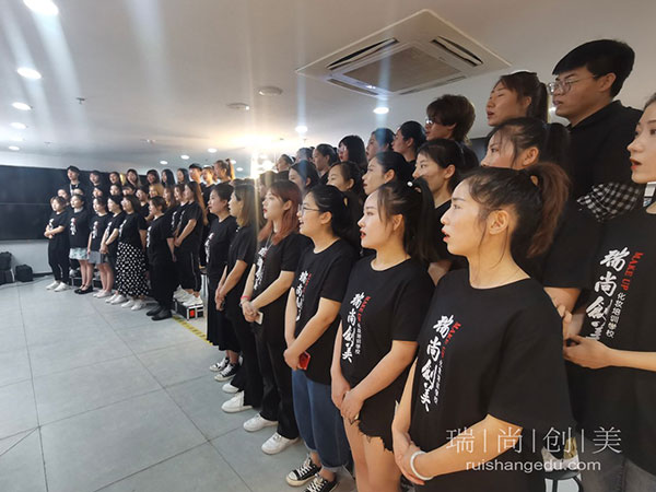 入學(xué)即入職！化妝培訓(xùn)學(xué)校專(zhuān)注于化妝師人才定制