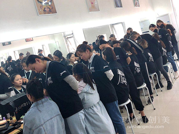 入學(xué)即入職！化妝培訓(xùn)學(xué)校專(zhuān)注于化妝師人才定制