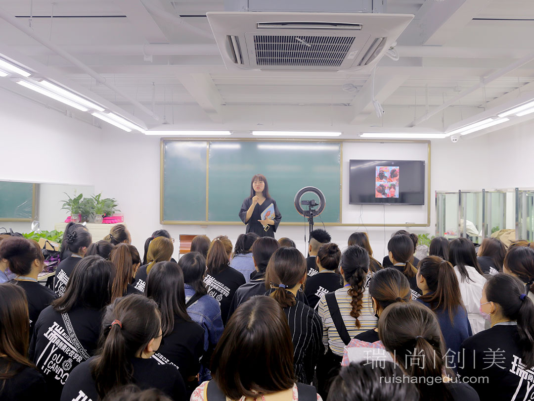 這樣選擇化妝培訓學校一定不錯，學會了嗎？