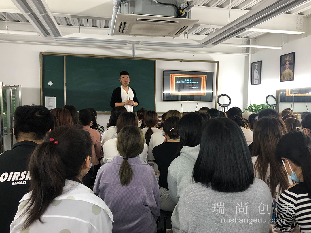 這樣選擇化妝培訓學校一定不錯，學會了嗎？
