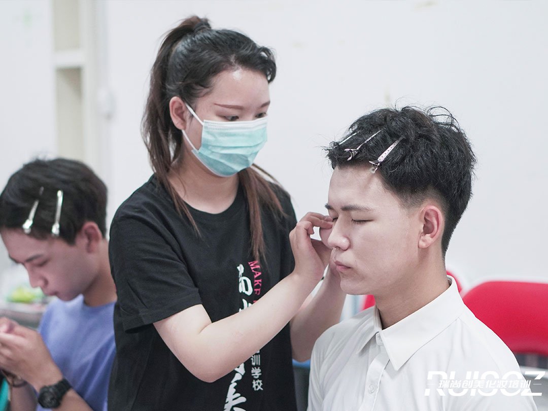 2021年，化妝行業(yè)可能是你的最佳選擇！