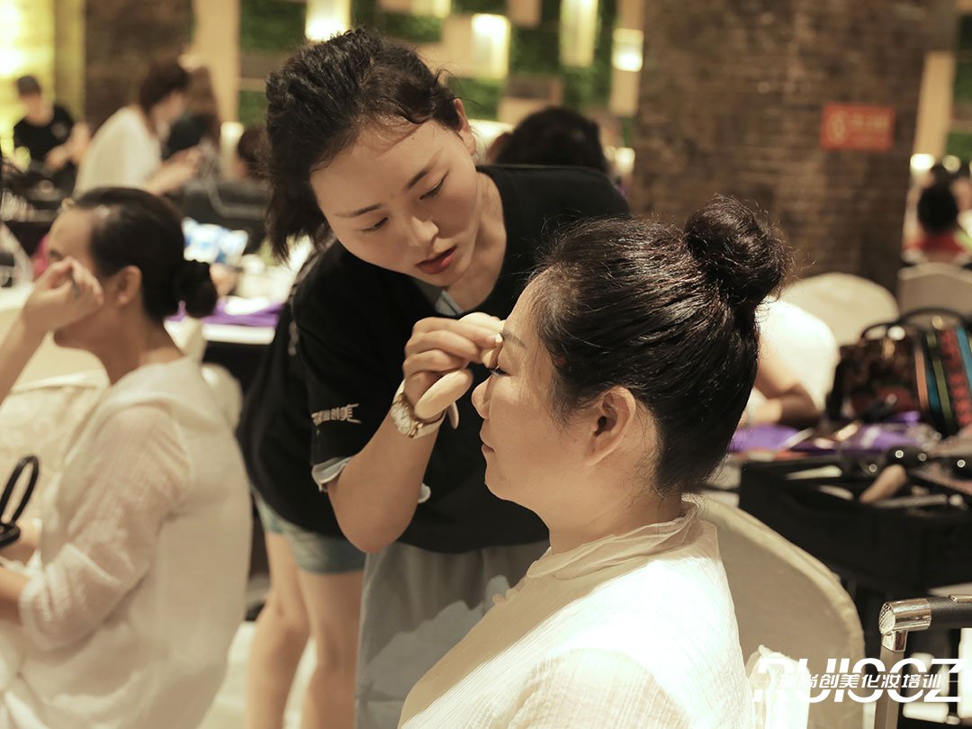 為什么越來越多的畢業(yè)生選擇化妝培訓學校？