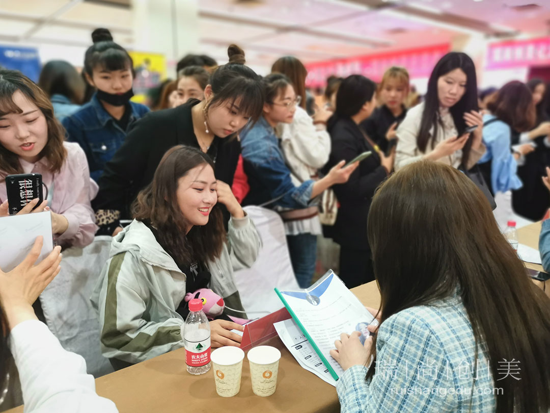 未來技術(shù)教育發(fā)展|化妝培訓(xùn)學(xué)校與社會(huì)發(fā)展接軌 與市場(chǎng)需求結(jié)合